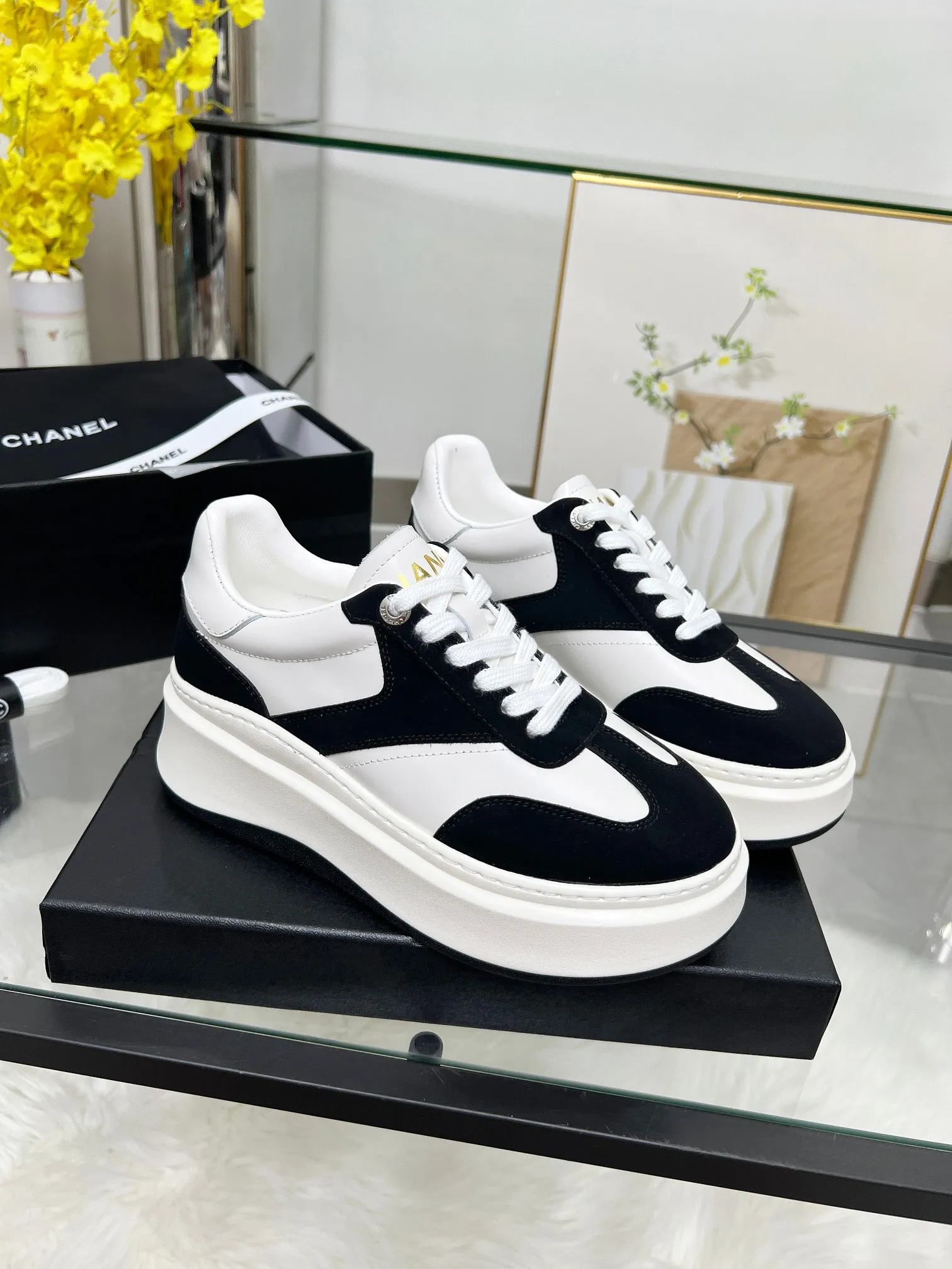 👟👟Ex-factory price 480👟👟 CHANEL 25C spring and summer new sports shoes official website is available at the same time ❤️ Counter out-of-stock kings. Major bloggers are recommending new styles on social days. This season’s new styles are simply eye-catching and look great on the feet. The casual casual sports style is refreshing and natural, interpreting Chanel’s fashionable femininity. The overall customization makes all sports models on the market at that time obsolete. This series is now available for sale! The upper is made of custom imported pebbled calf leather ➕ custom frosted calf leather. The lining is made of original one-to-one professionally customized mesh. Hardware accessories. Original full set of molds (not common in the market). Original custom molded TPU combination outsole. Height 4 cm. Women's size 35-39.